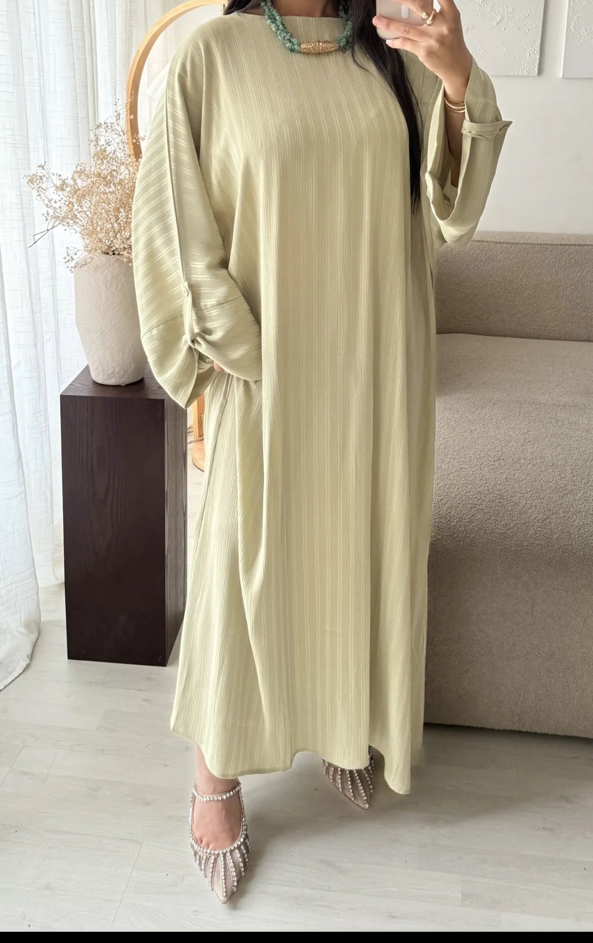 Robe longue et large.