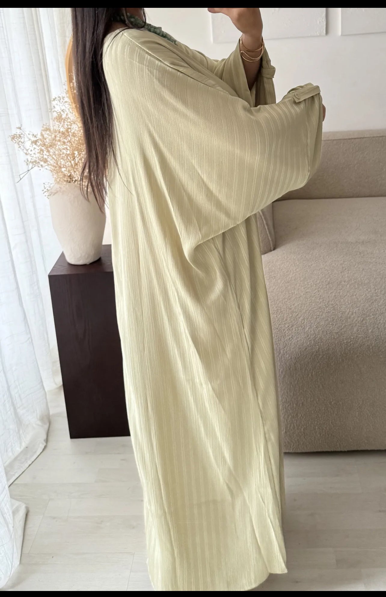 Robe longue et large.